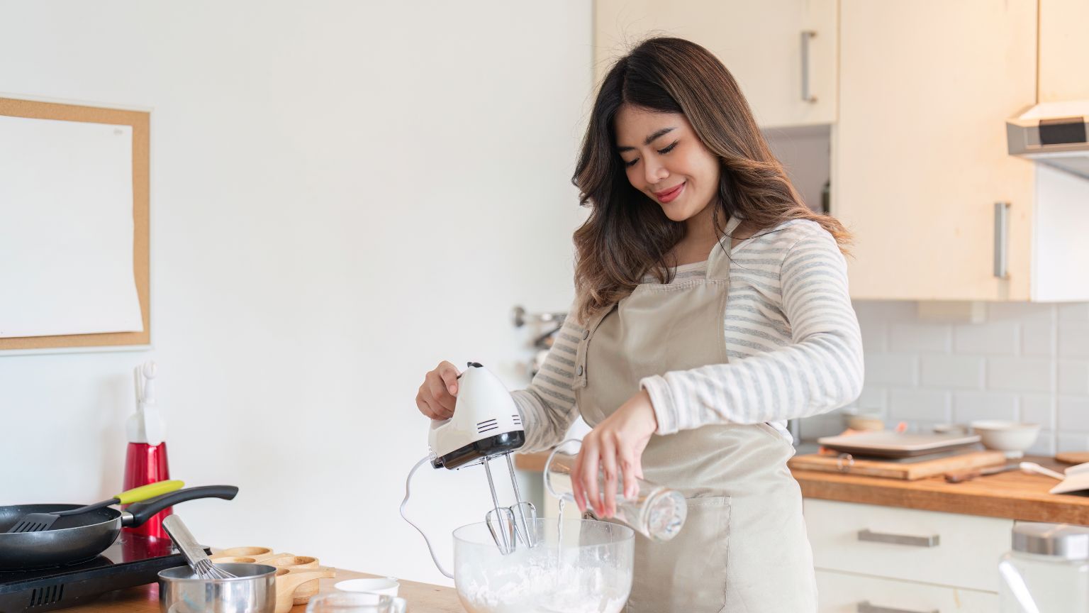 Mujer cocinando de forma intuitiva en casa, disfrutando del proceso sin seguir una receta