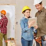 Arquitecto revisando el estado de una vivienda para decidir entre reforma o rehabilitación