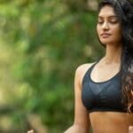 Mujer en calma conectando con la naturaleza, símbolo del equilibrio natural del cuerpo y la activación de la homeóstasis.