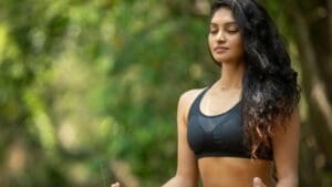 Mujer en calma conectando con la naturaleza, símbolo del equilibrio natural del cuerpo y la activación de la homeóstasis.