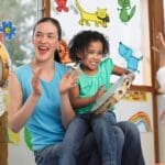 Niños en clase participando en una sesión de neuroeducación musical con instrumentos de percusión, aprendiendo mediante juegos y sonidos.