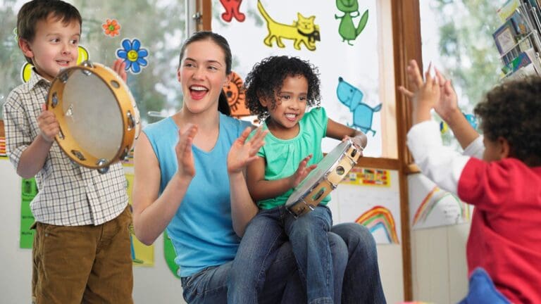Niños en clase participando en una sesión de neuroeducación musical con instrumentos de percusión, aprendiendo mediante juegos y sonidos.
