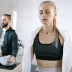 Persona en estado de calma, conectando mente y cuerpo para mejorar su salud integral a través de la psiconeuroinmunología.