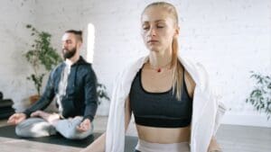 Persona en estado de calma, conectando mente y cuerpo para mejorar su salud integral a través de la psiconeuroinmunología.