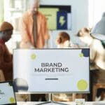 Equipo de agencia de marketing digital diseñando estrategia online en oficina moderna