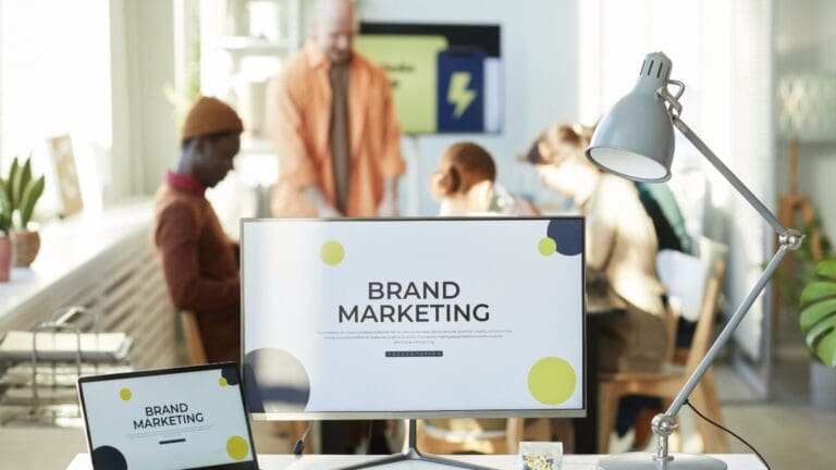 Equipo de agencia de marketing digital diseñando estrategia online en oficina moderna