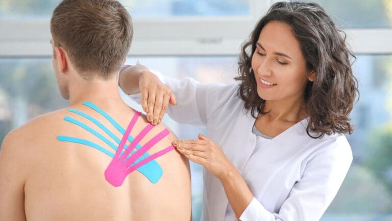 Fisioterapeuta aplicando tratamiento para contractura en la espalda