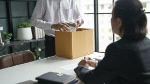 Trabajador afectado por despido injusto recibiendo asesoramiento legal profesional en una oficina