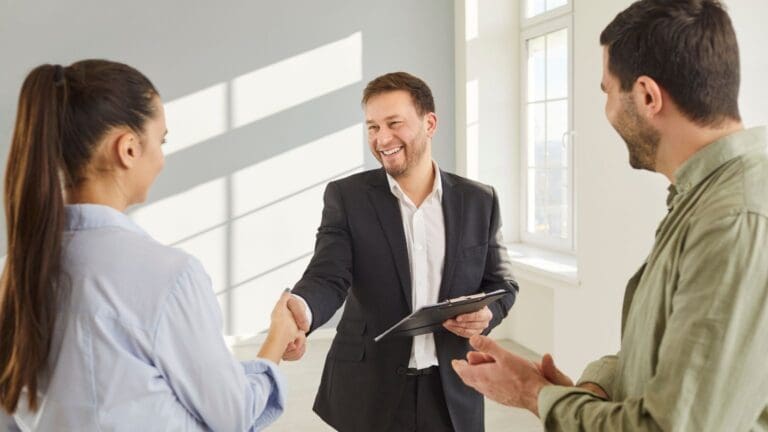 Asesoría inmobiliaria profesional explicando a cliente cada etapa del proceso de compra o venta de una propiedad.