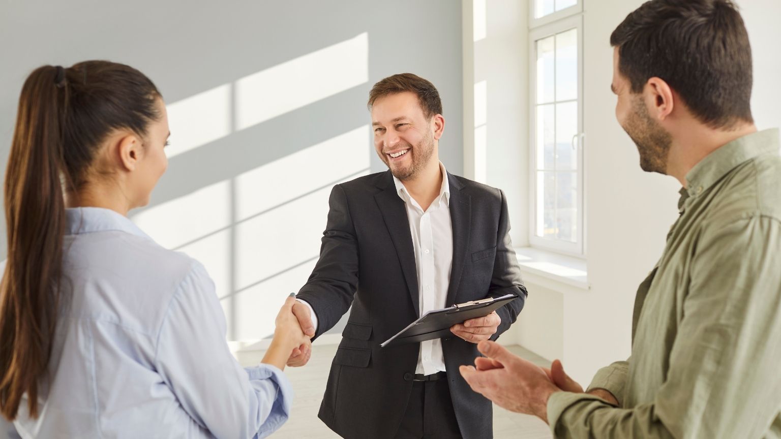 Asesoría inmobiliaria profesional explicando a cliente cada etapa del proceso de compra o venta de una propiedad.