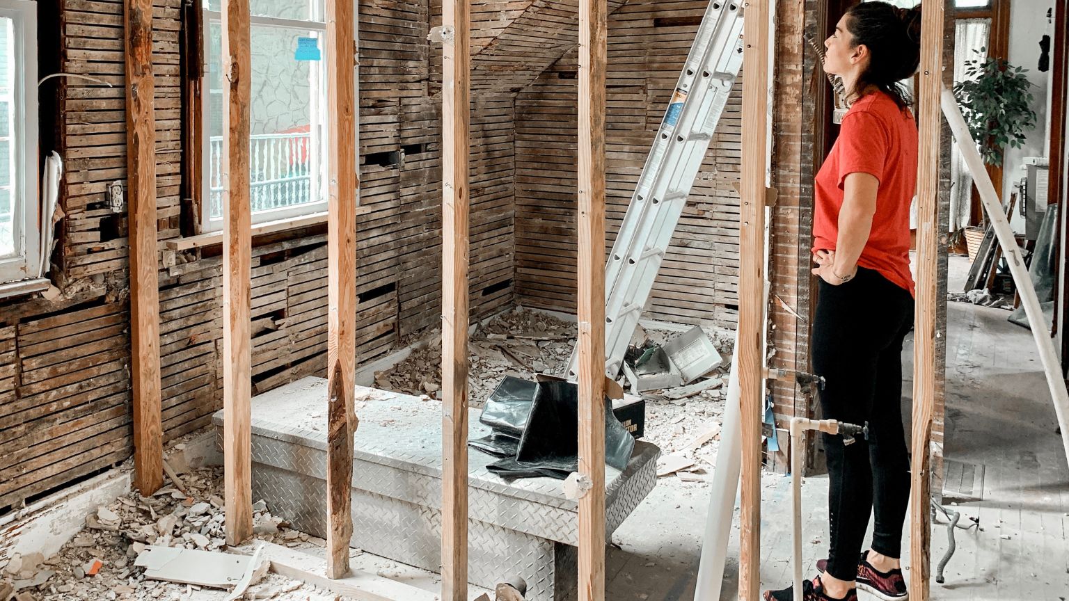 Imagen de una reforma integral de vivienda mostrando el proceso de renovación interior paso a paso