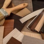 Tendencias en materiales de reforma 2026 aplicadas en un espacio moderno con microcemento, porcelánico y madera técnica.