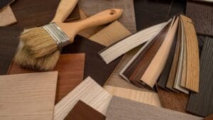 Tendencias en materiales de reforma 2026 aplicadas en un espacio moderno con microcemento, porcelánico y madera técnica.