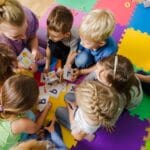 Niños de educación infantil participando en una actividad grupal dentro del aula, como parte de una metodología activa de aprendizaje.