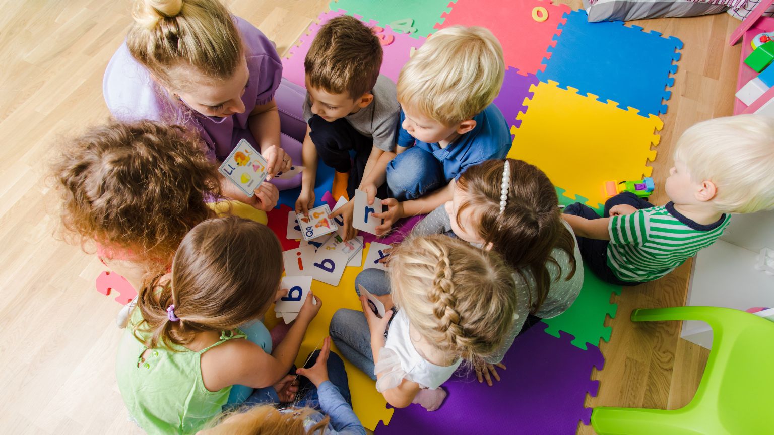 Niños de educación infantil participando en una actividad grupal dentro del aula, como parte de una metodología activa de aprendizaje.