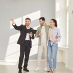 Asesor inmobiliario mostrando inmueble exclusivo off market en Madrid a cliente interesado