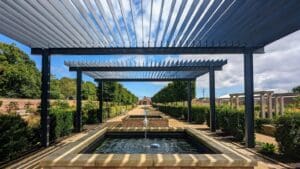 Pérgola de madera instalada en jardín moderno como ejemplo de estructura exterior personalizada