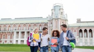 Grupo de estudiantes internacionales sonrientes en un campus universitario moderno.