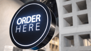 Fachada empresarial con rotulación comercial de alto impacto visual.