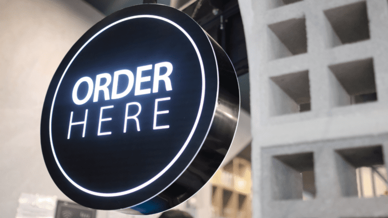 Fachada empresarial con rotulación comercial de alto impacto visual.