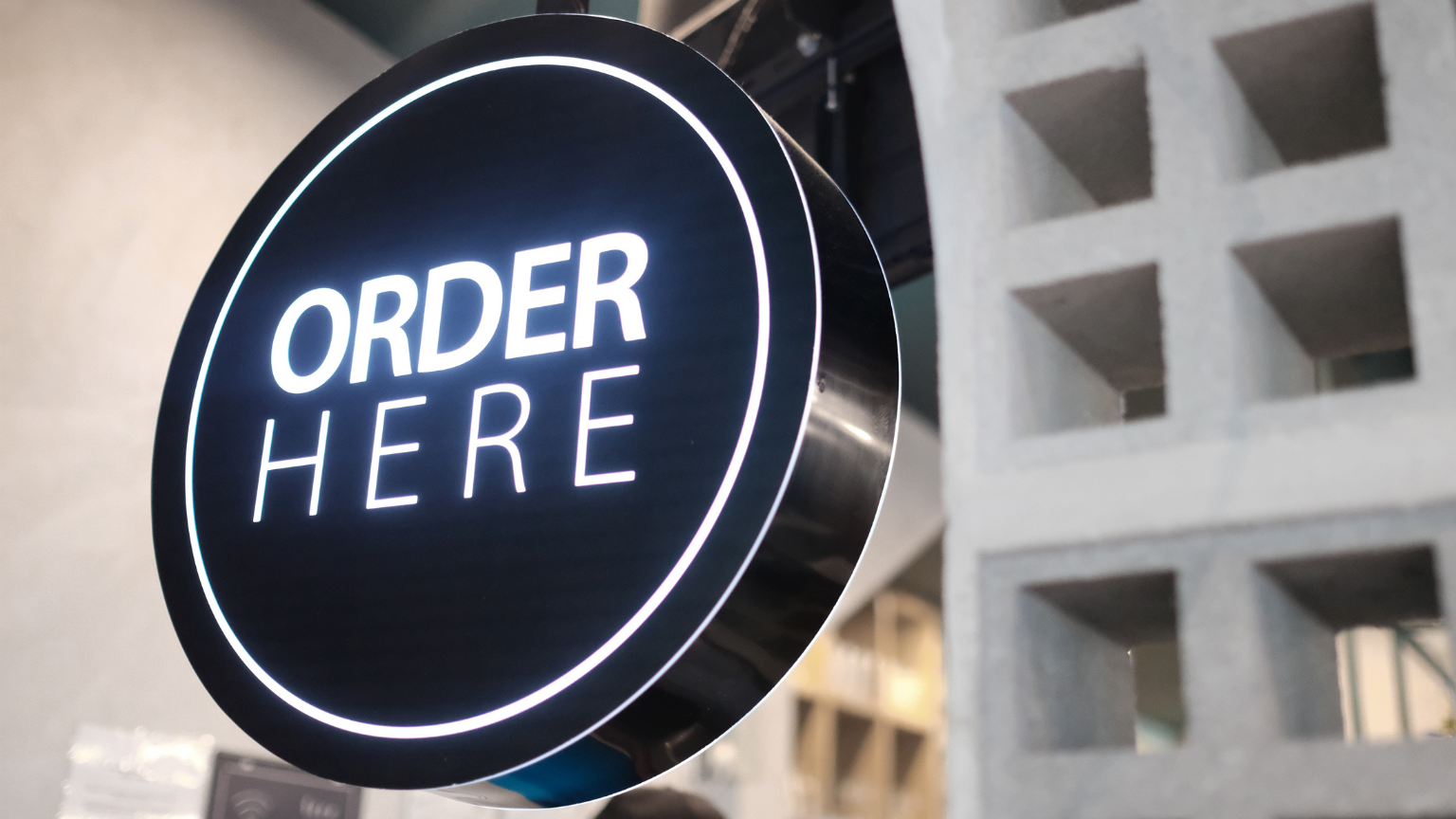 Fachada empresarial con rotulación comercial de alto impacto visual.