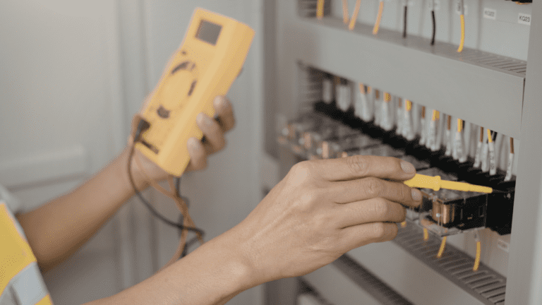 Mantenimiento y reparación para instalaciones eléctricas seguras.