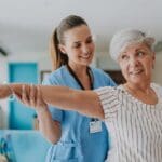 Fisioterapia a domicilio para aliviar el dolor lumbar bajo sin salir de casa