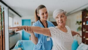 Fisioterapia a domicilio para aliviar el dolor lumbar bajo sin salir de casa