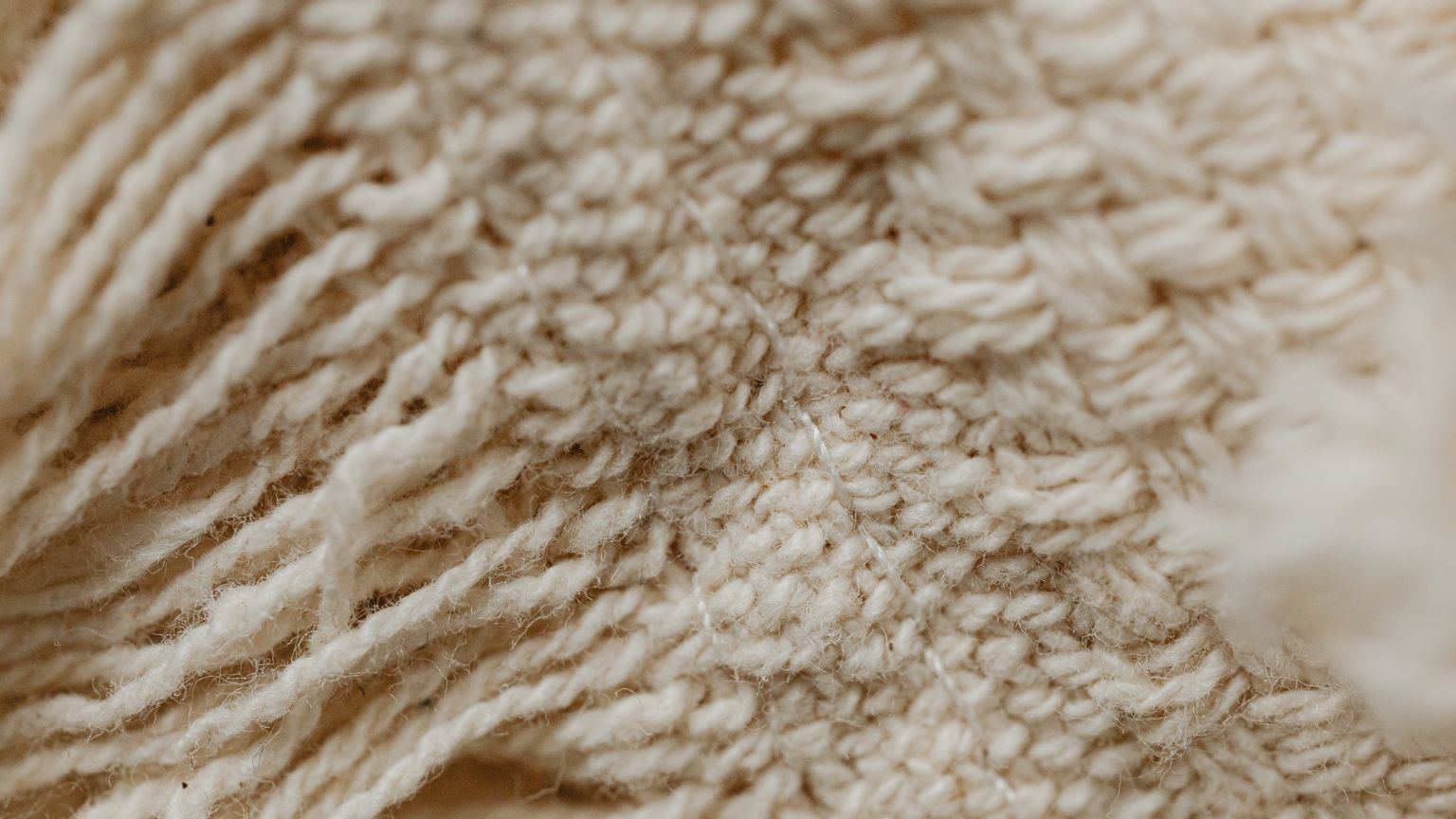 Arte textil integrado en interiorismo contemporáneo con iluminación artística que resalta esculturas textiles en un espacio moderno.