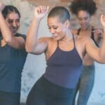 Persona superando la vergüenza al bailar en público durante una clase de baile para principiantes