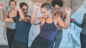 Persona superando la vergüenza al bailar en público durante una clase de baile para principiantes