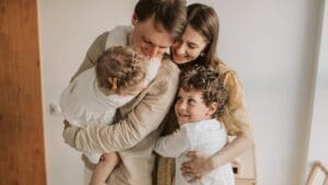 Familia abrazándose en un entorno cálido durante una sesión de terapia familiar para mejorar el bienestar emocional