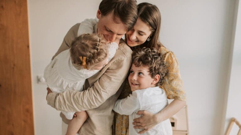 Familia abrazándose en un entorno cálido durante una sesión de terapia familiar para mejorar el bienestar emocional