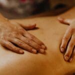 Masaje relajante aplicado en la espalda durante una sesión de masajes terapéuticos con un masajista profesional