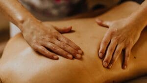 Masaje relajante aplicado en la espalda durante una sesión de masajes terapéuticos con un masajista profesional