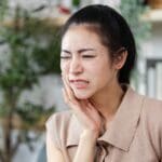 Dolor dental causado por caries o infección en el diente