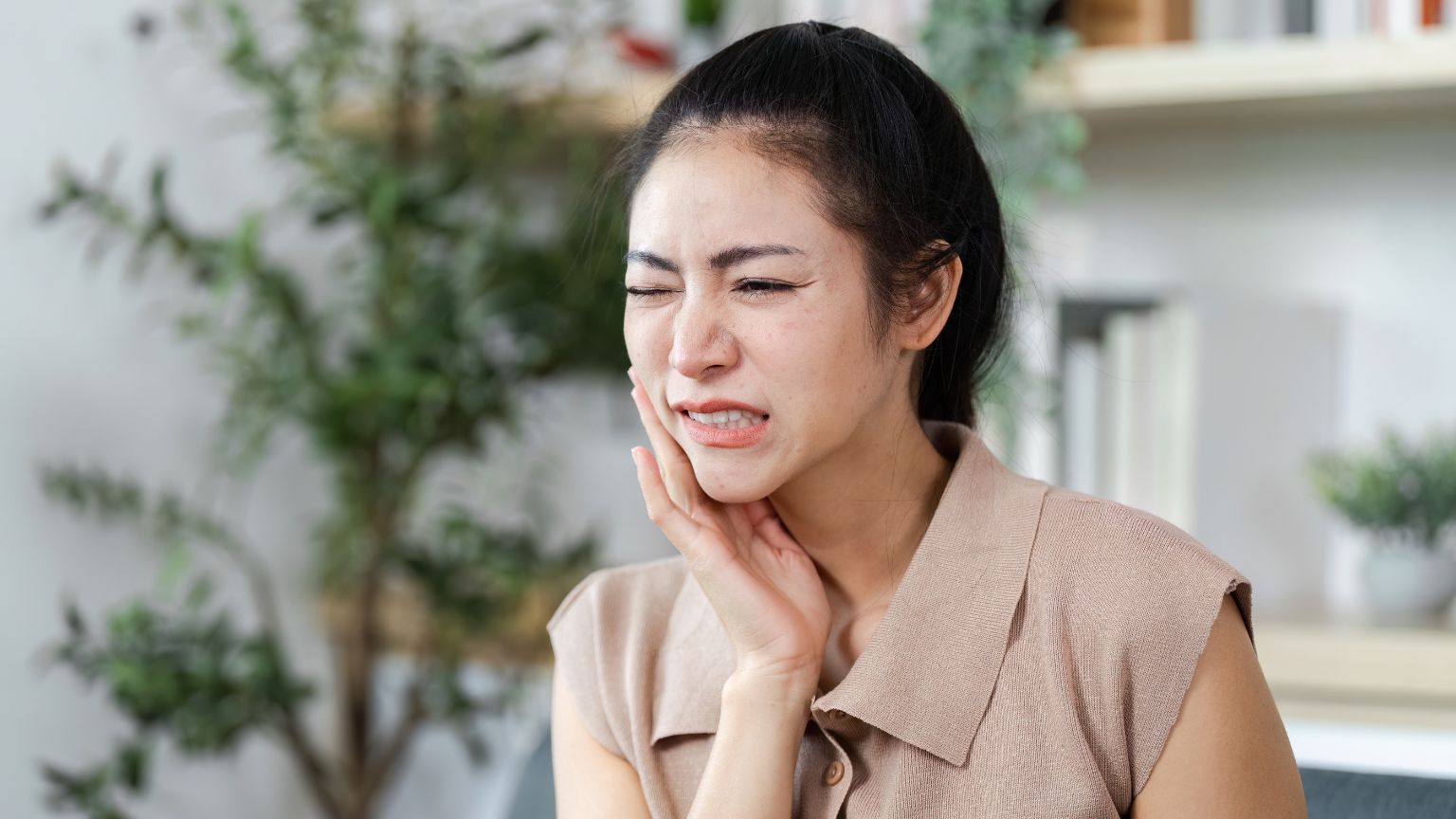 Dolor dental causado por caries o infección en el diente