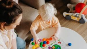 juguetes para niños que favorecen el desarrollo emocional y social a través del juego en familia