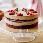 pastelería para eventos con tarta artesanal de chocolate y frutos rojos sobre soporte de cristal