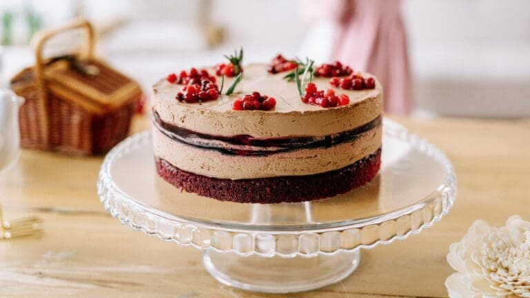 pastelería para eventos con tarta artesanal de chocolate y frutos rojos sobre soporte de cristal