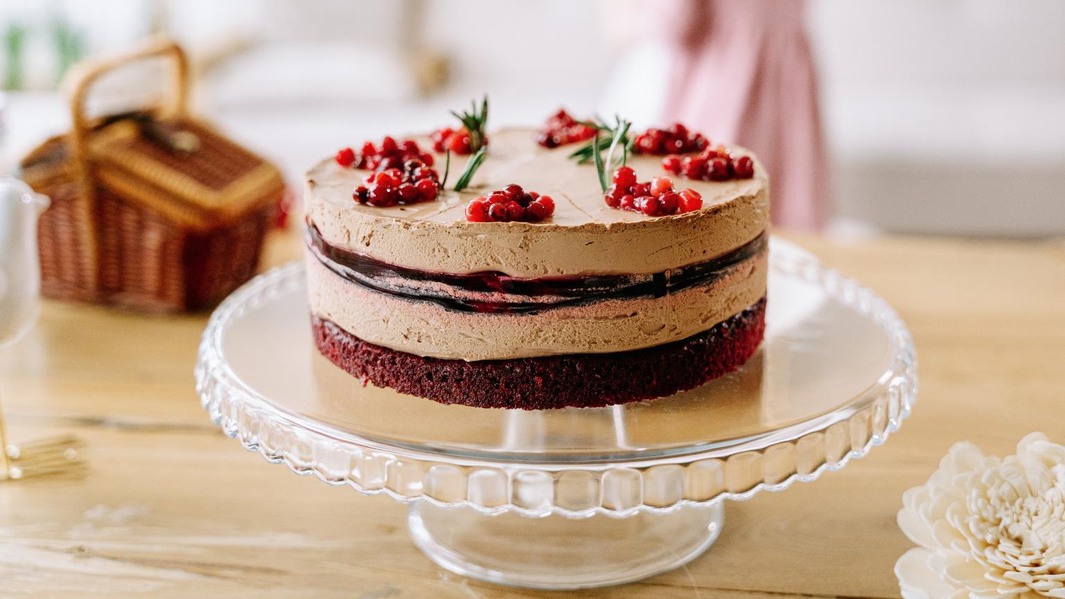 pastelería para eventos con tarta artesanal de chocolate y frutos rojos sobre soporte de cristal