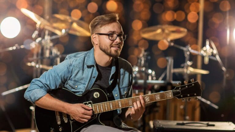 Músico profesional tocando su instrumento con dolor en el cuello por mala postura.