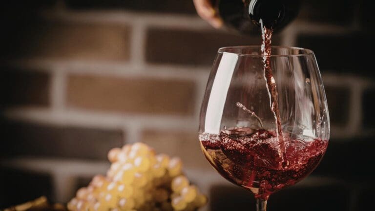 Copa de vino tinto siendo servida, representación de vinos premium en una tienda de vinos online