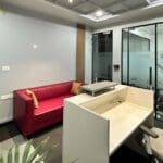 paneles de metacrilato transparente a medida en espacio comercial moderno