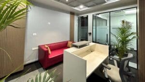 paneles de metacrilato transparente a medida en espacio comercial moderno