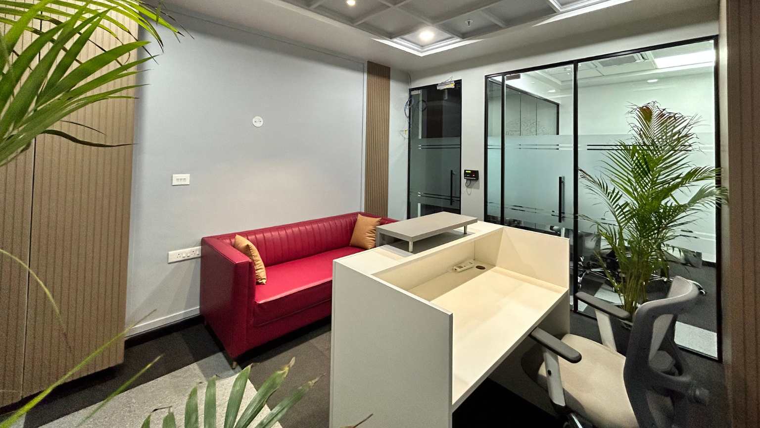 paneles de metacrilato transparente a medida en espacio comercial moderno