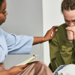 Consulta terapéutica con psicoterapeuta y paciente.