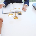 Asesor ofreciendo asesoramiento contable y legal en reunión privada.