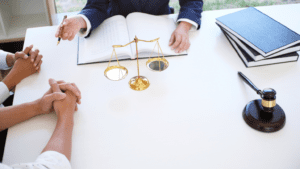 Asesor ofreciendo asesoramiento contable y legal en reunión privada.