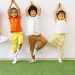 Actividad de yoga para niños en casa fomentando su desarrollo emocional.